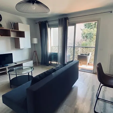 Grand 2 Pieces Avec Terrasse Et Parking